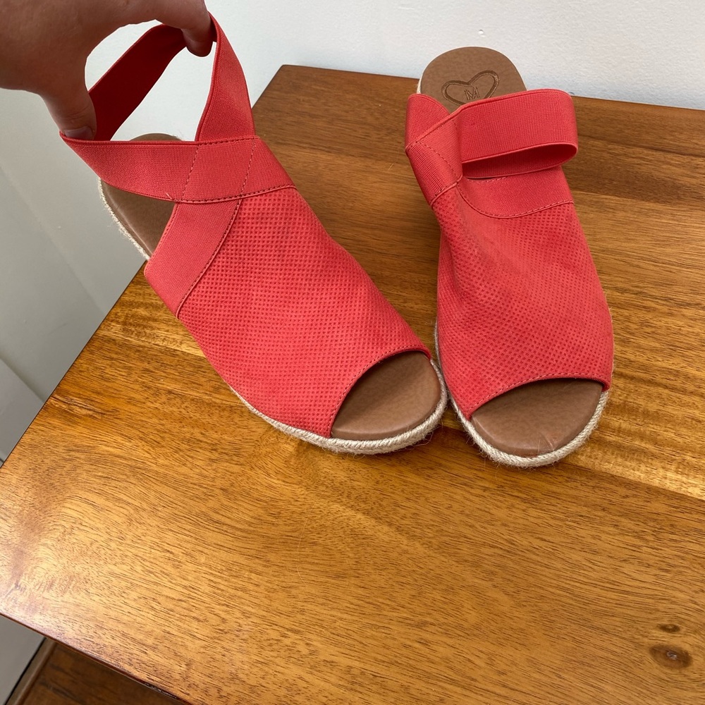 Cute & Comfy Orange Wedge brand new size 9